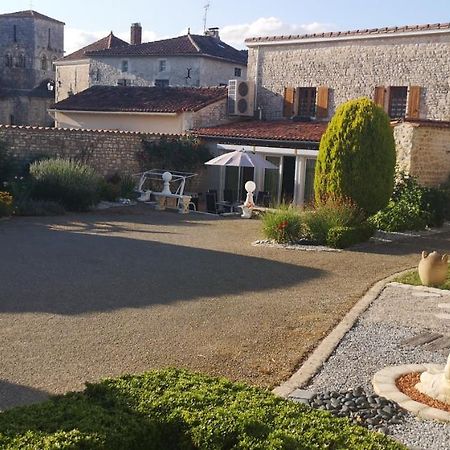 Willa Les Quatre Saisons Saint-Angeau Zewnętrze zdjęcie