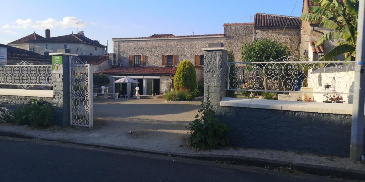 Willa Les Quatre Saisons Saint-Angeau Zewnętrze zdjęcie